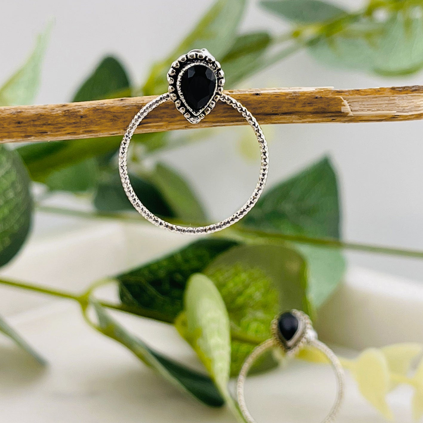 Vintage Ohrringe mit Silberreifen und schwarzem Swarovski Lola