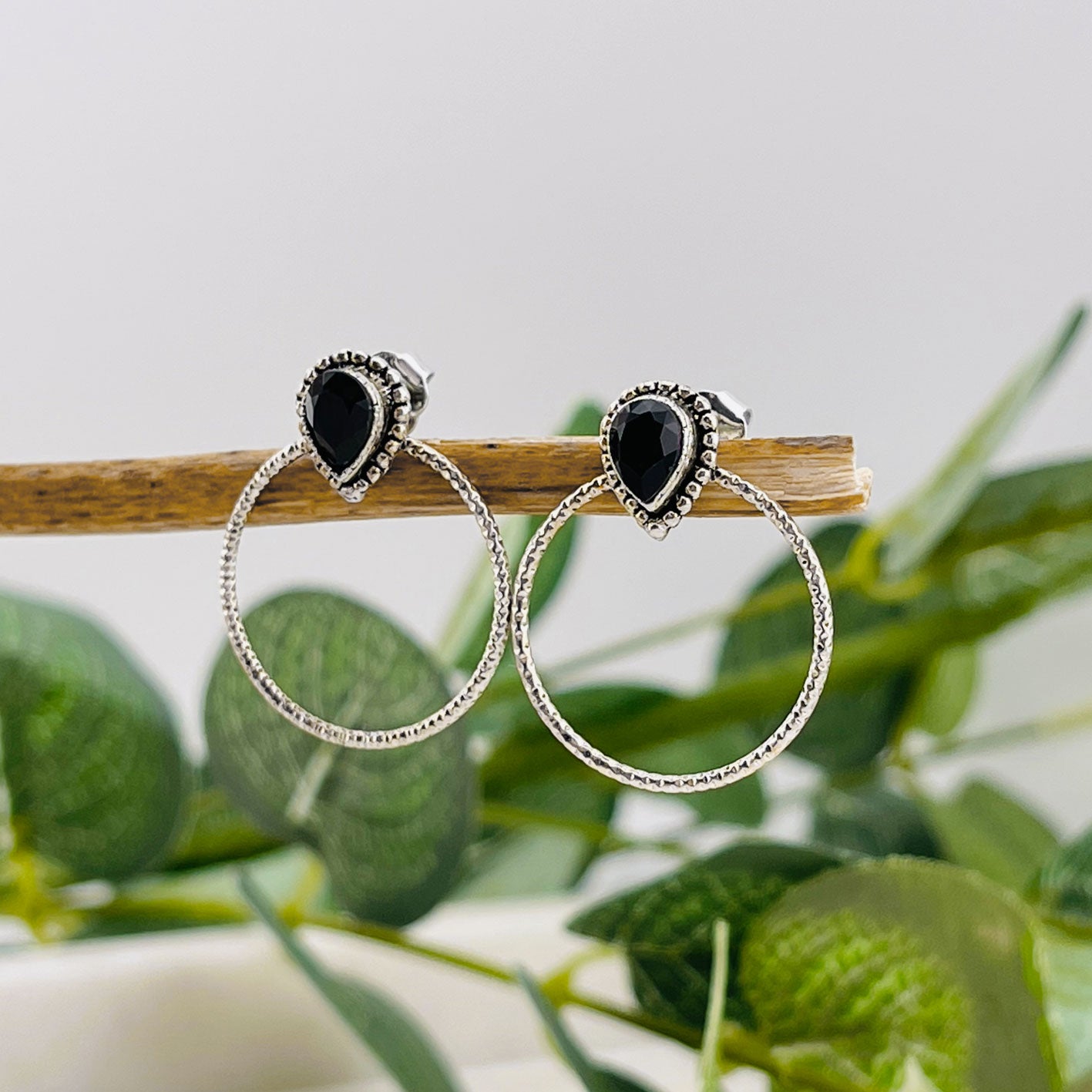 Vintage Ohrringe mit Silberreifen und schwarzem Swarovski Lola