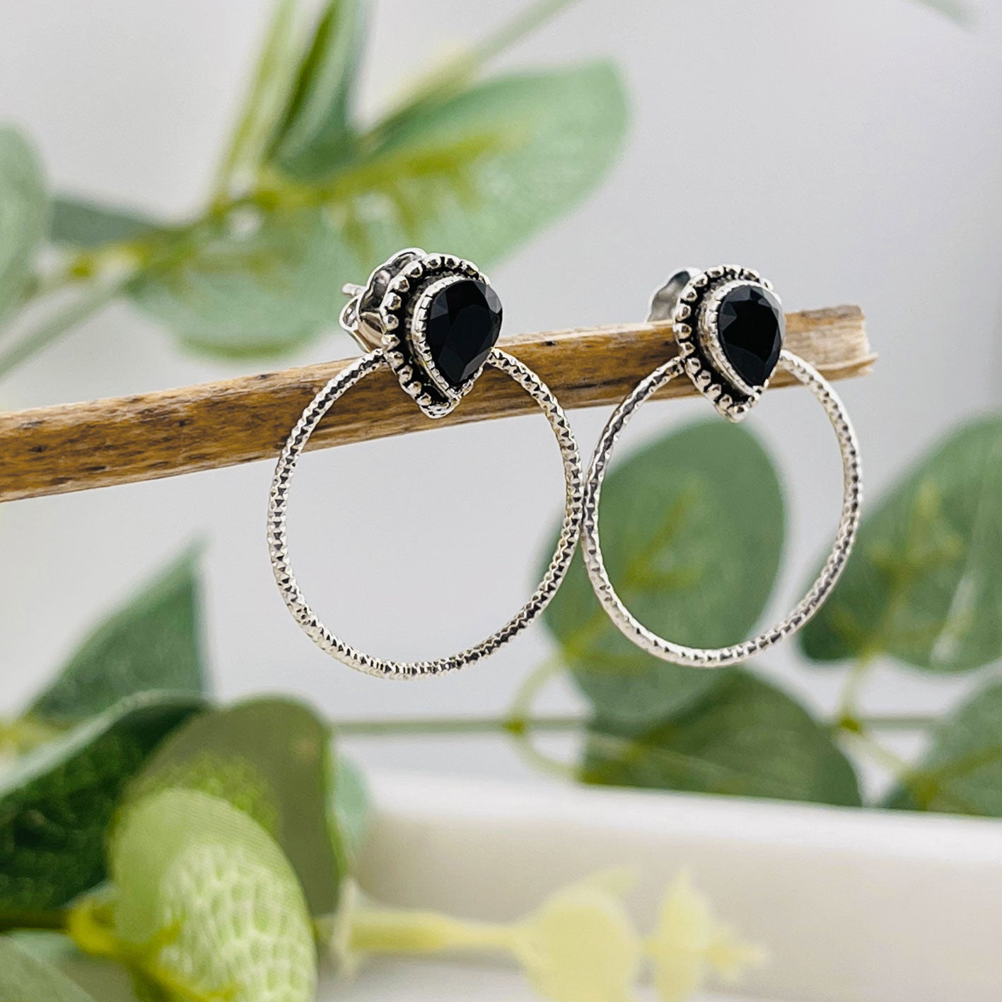 Vintage Ohrringe mit Silberreifen und schwarzem Swarovski Lola