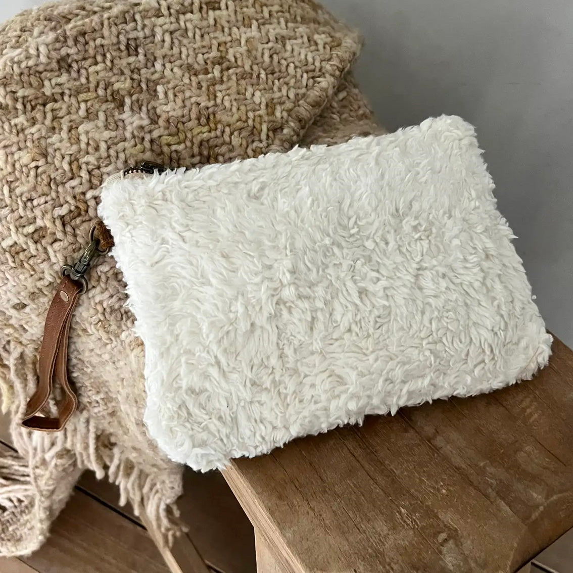 Weisse Teddy Clutch