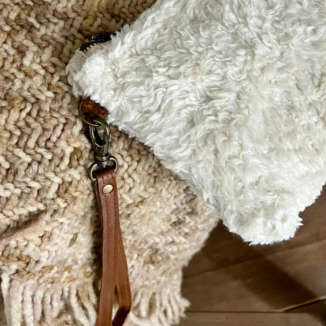 Weisse Teddy Clutch