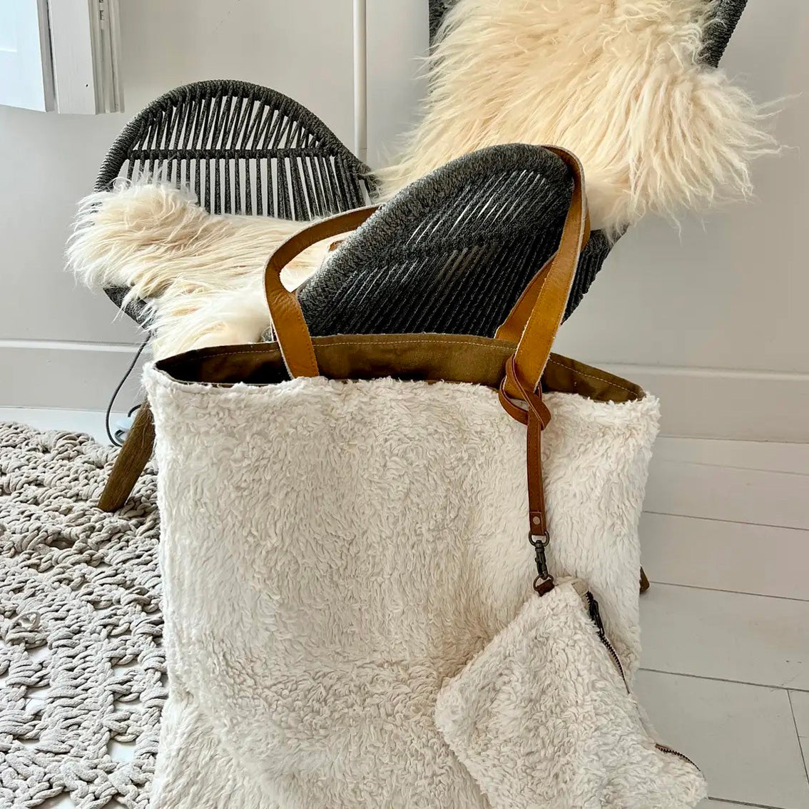 Weisse Teddy Clutch