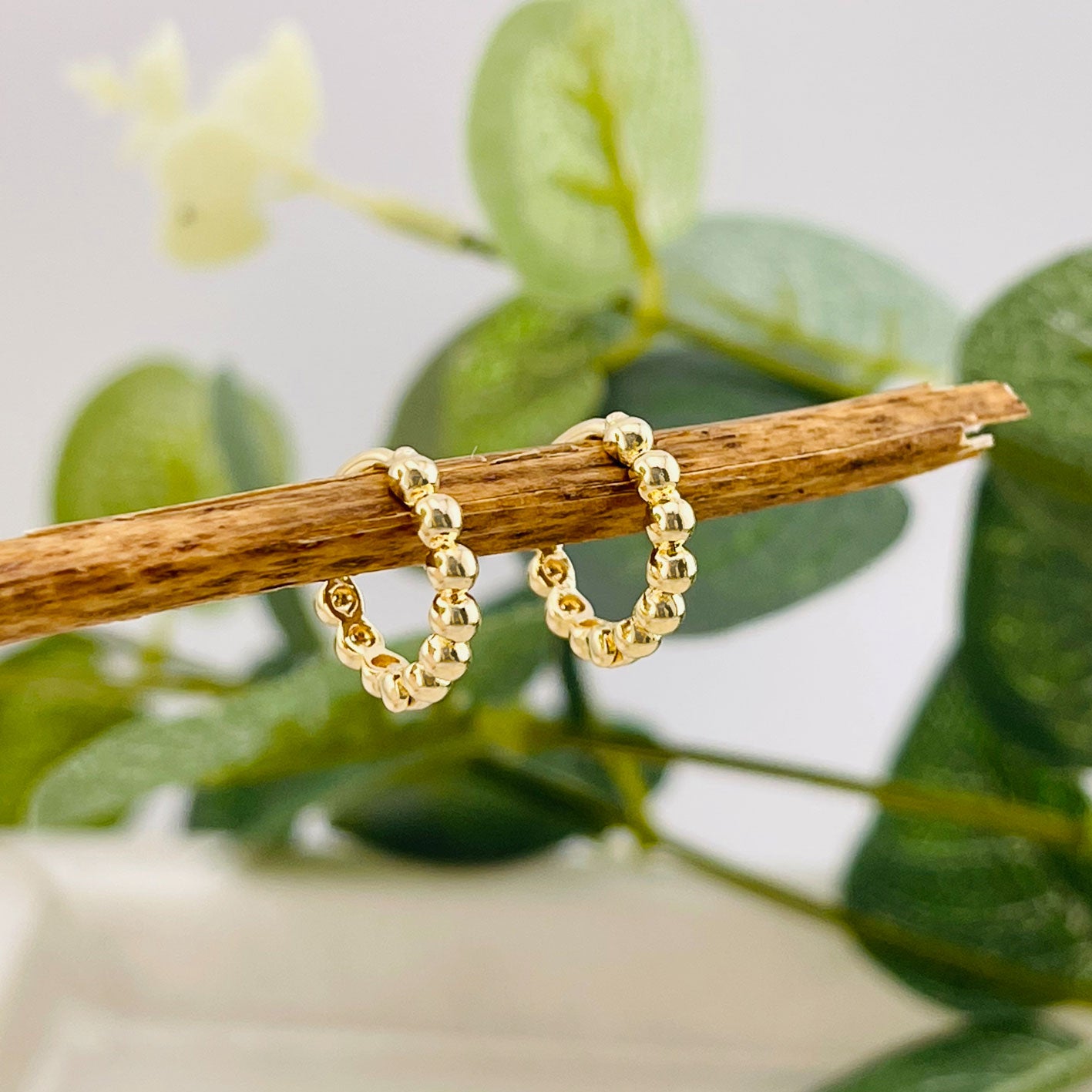Zarte kleine Goldcreolen im Boho Chic Style Aures
