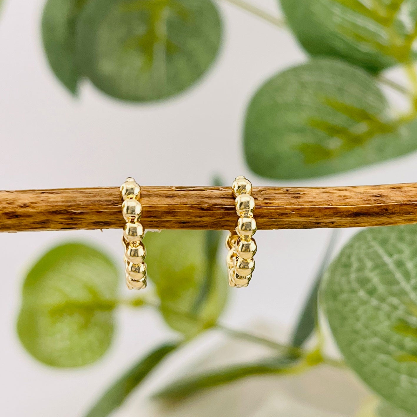Zarte kleine Goldcreolen im Boho Chic Style Aures