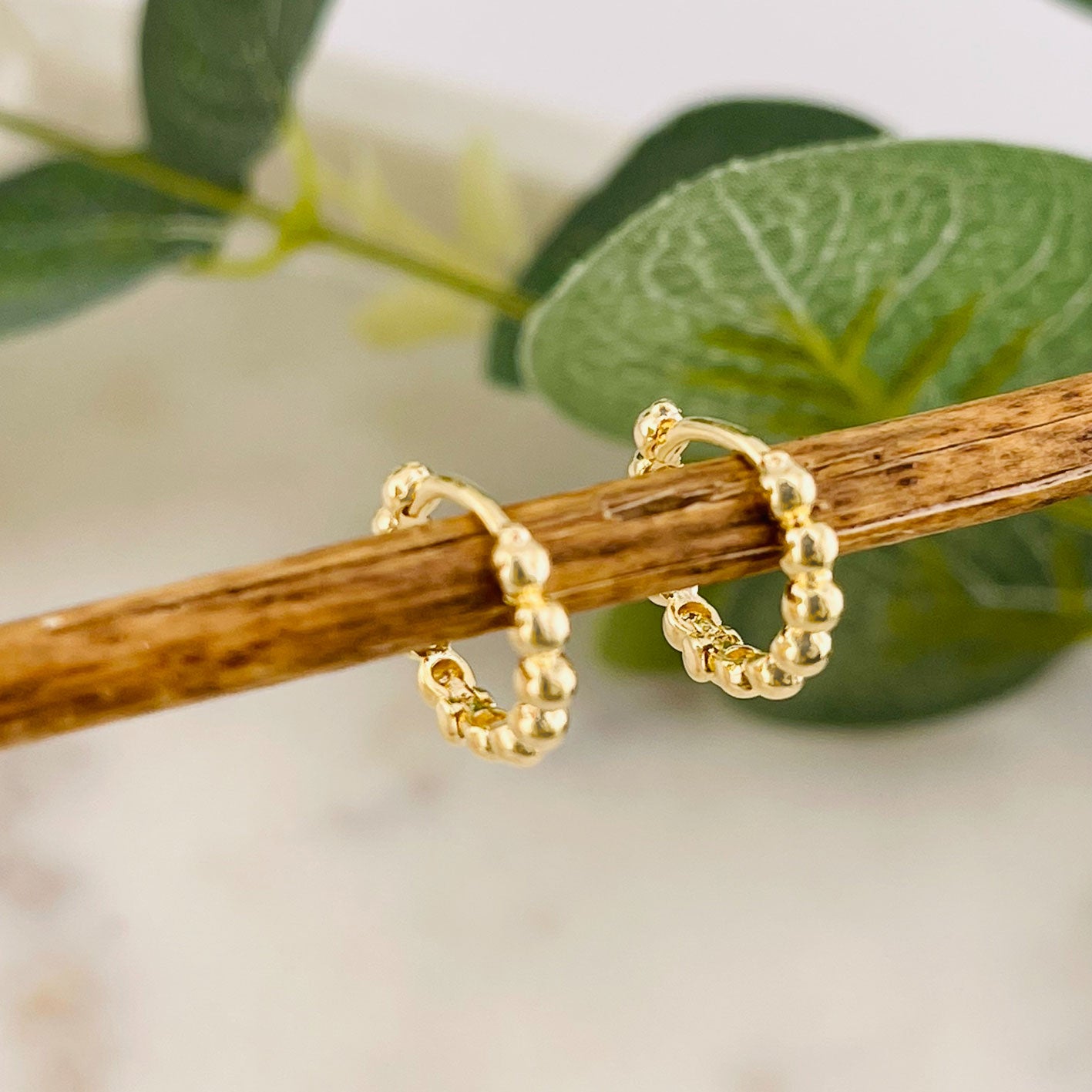 Zarte kleine Goldcreolen im Boho Chic Style Aures