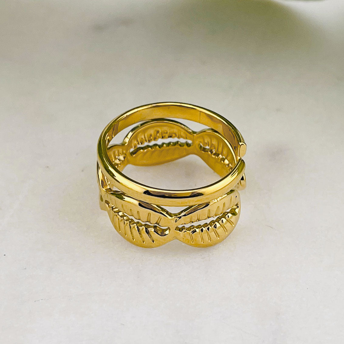 Breiter Goldring mit Muschel-Dekor Lawdale