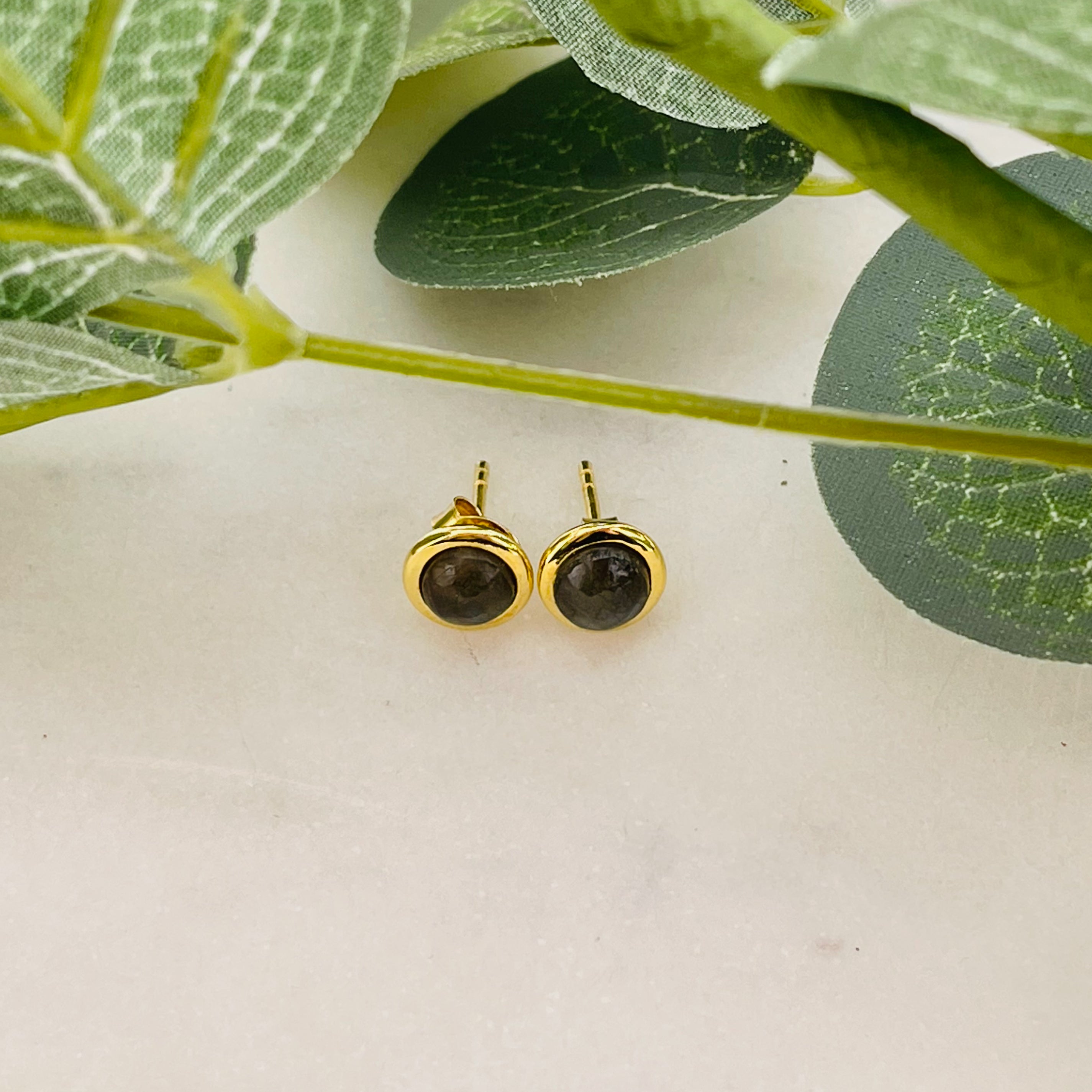 Kleine Vintage Goldohrstecker mit grünem Labradorit Stein Tosca