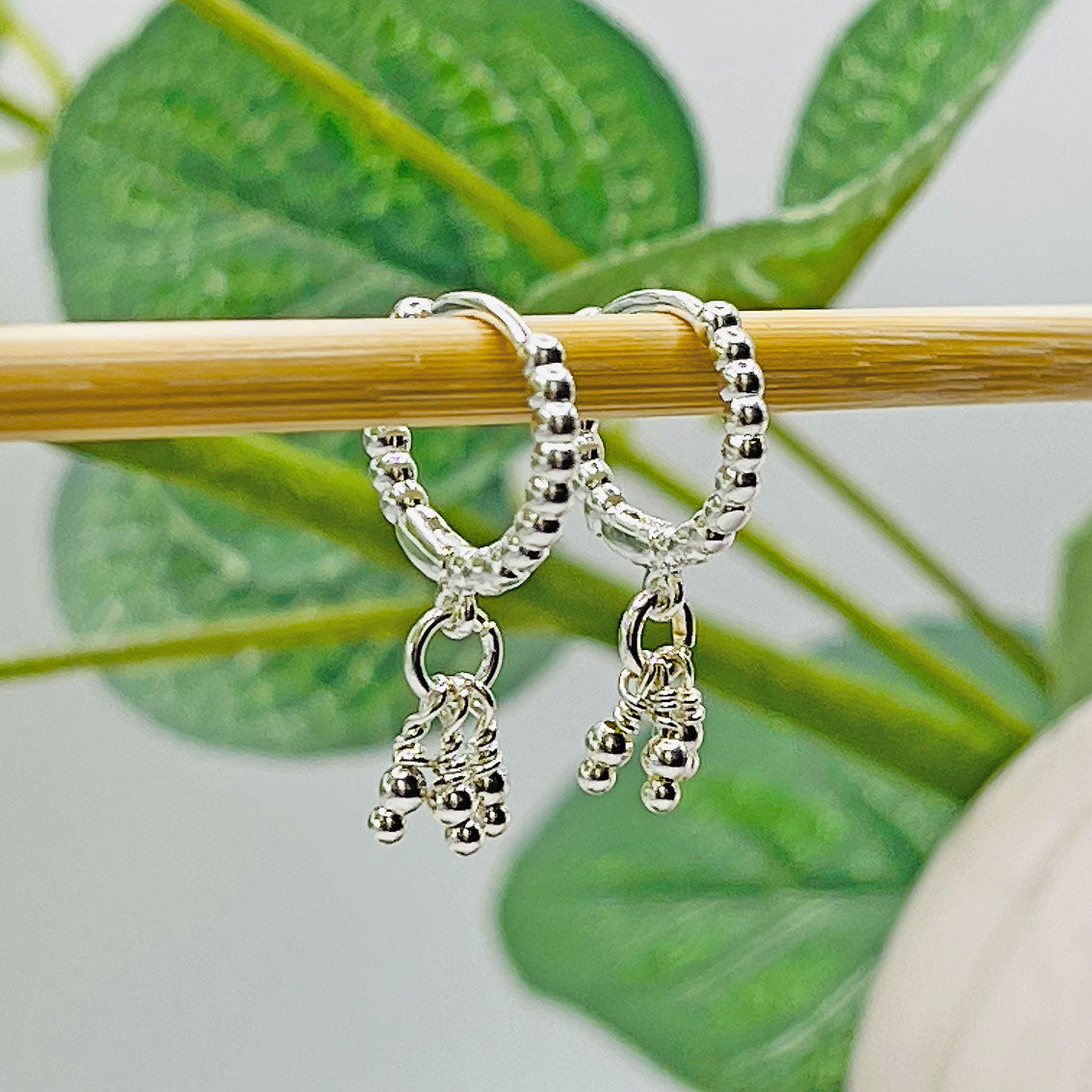 Kleine Silbercreolen mit verspielten Charm-Anhängern Boho-Style Milda