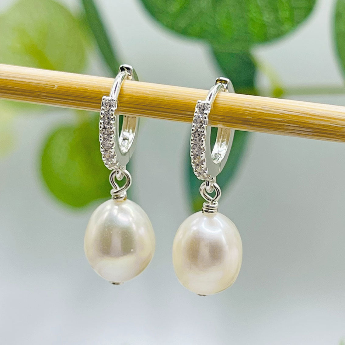 Verträumte kleine Silbercreolen mit Süsswasserperlen-Anhänger Jorilev