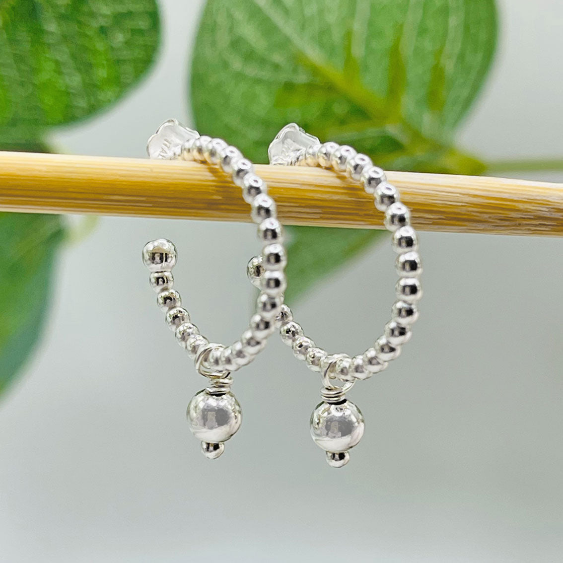 Kleine Silbercreolen mit Kugel-Anhängern Boho-Style Melvil