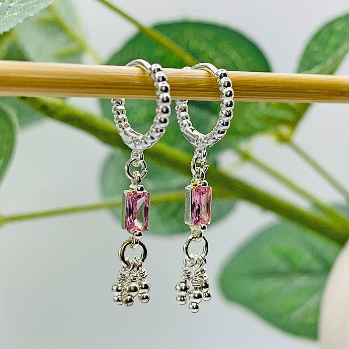 Kleine Silbercreolen mit verspielten Anhängern und rosa Kristall