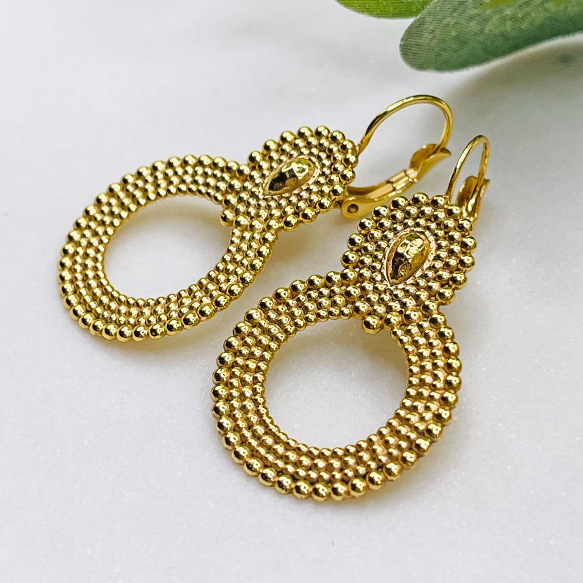 Lange Goldohrringe mit Boho Design Pink Sand Maurine