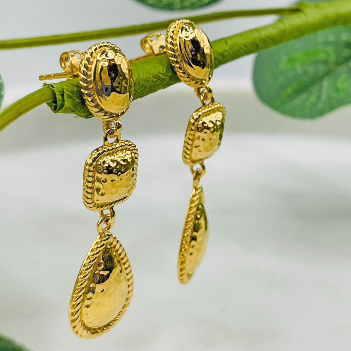 Lange Goldohrringe Boho Style mit Tropfen Anhänger Pink Sand