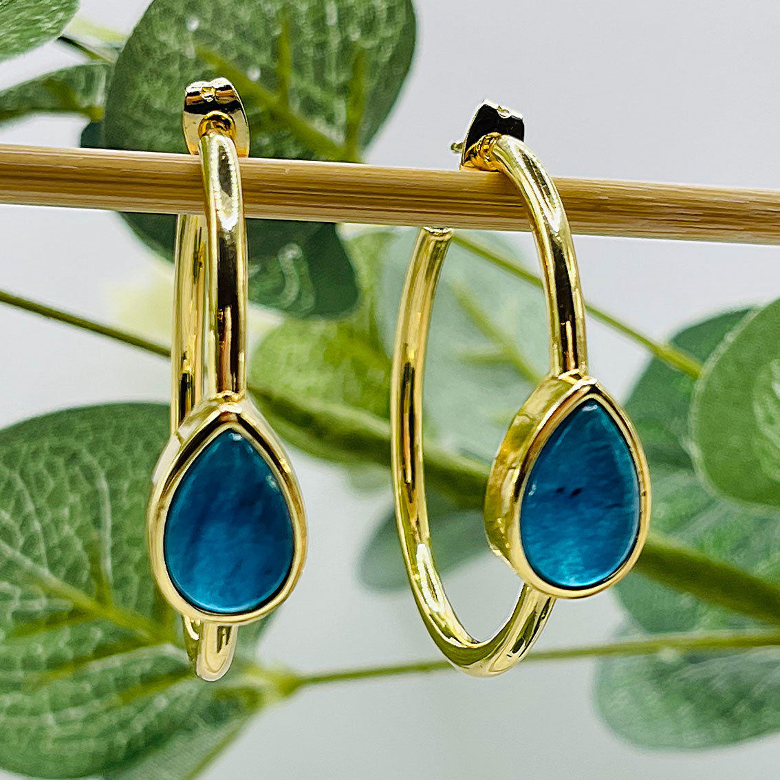 Offene Goldcreolen mit blauem Apatit-Jade Stein Dangila - Schmuck Boutique Annie
