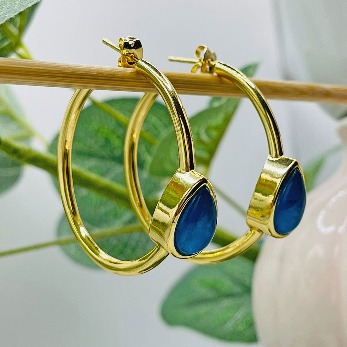 Offene Goldcreolen mit blauem Apatit-Jade Stein Dangila - Schmuck Boutique Annie