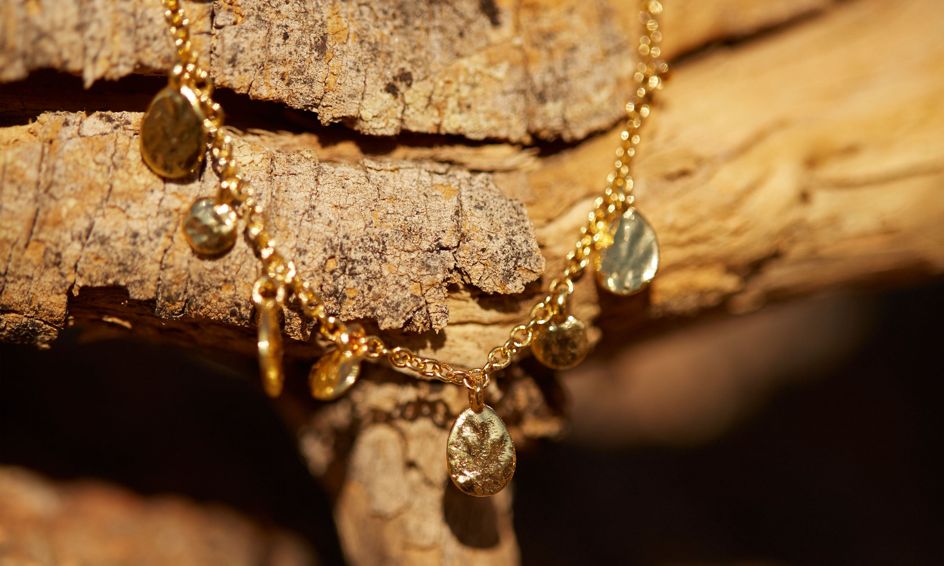 Gold Schmuck auf Holz