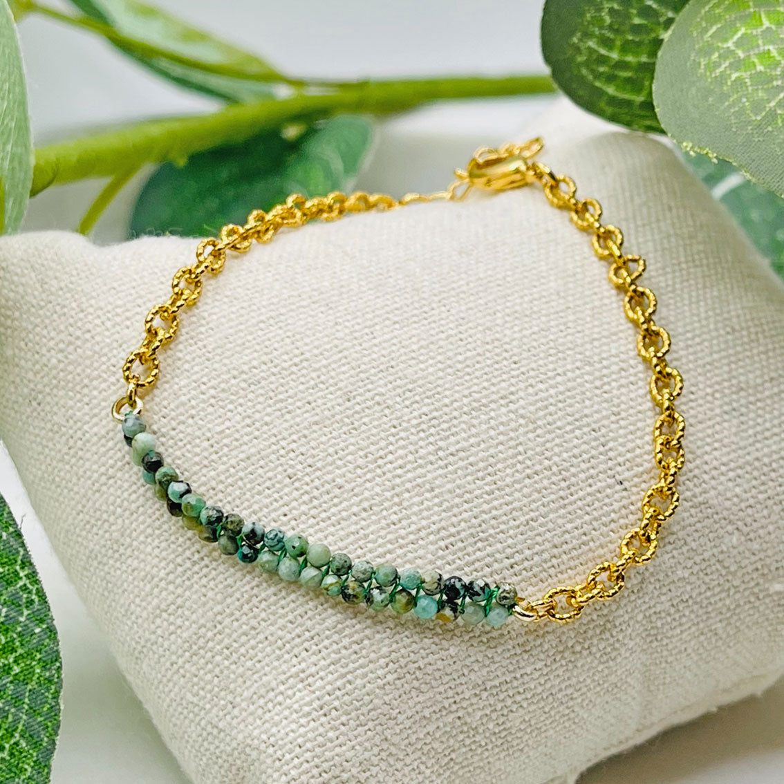 Goldenes Armkettchen mit grünen Steinen Bairo Mosnay