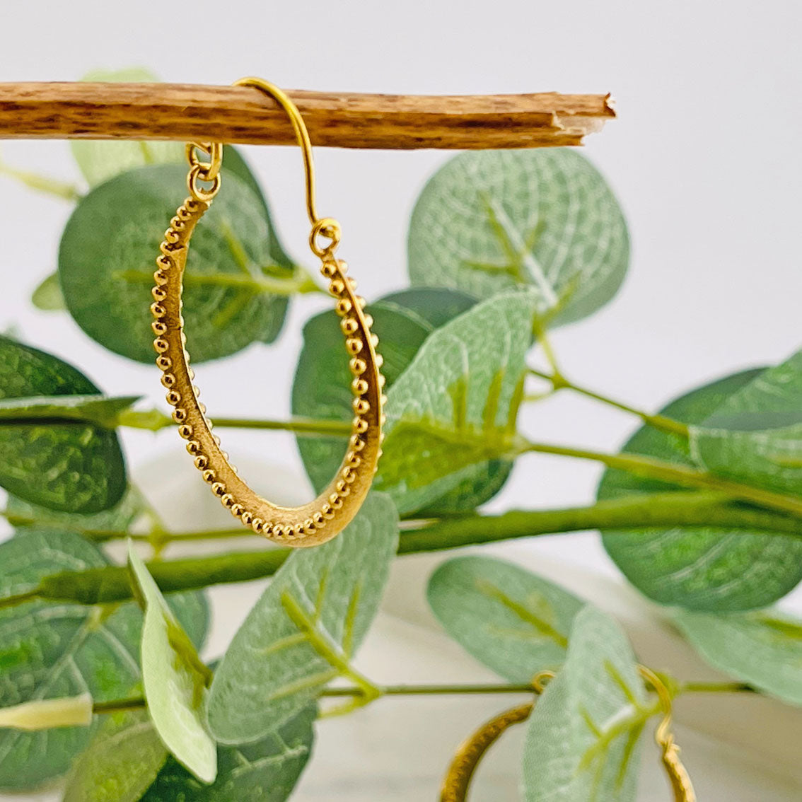 Bohemian Goldkreolen Ohrringe mit Kugeldekor Asami