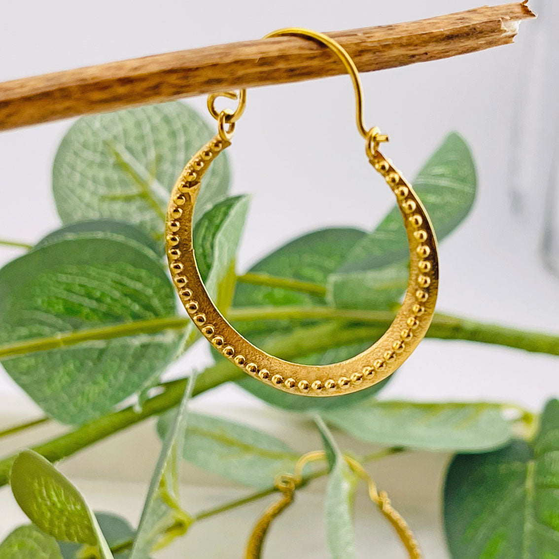 Bohemian Goldkreolen Ohrringe mit Kugeldekor Asami