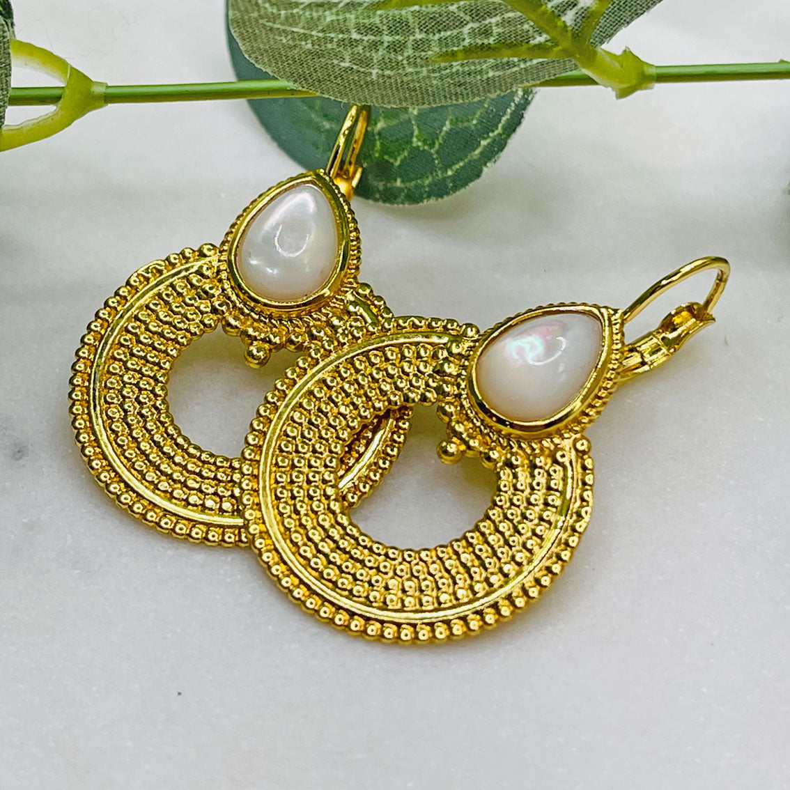 Boho Goldohrringe mit Reifenanhänger und Perlmutt Pink Sand Lavinois