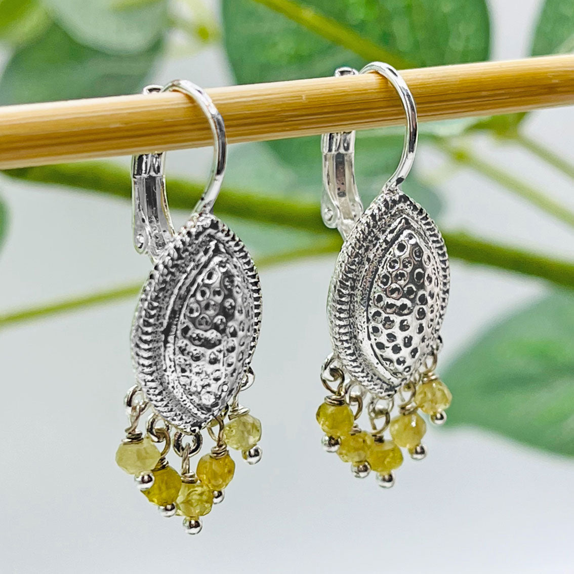 Boho Ohrringe Silber mit grünen Serpentin-Anhängern Pink Sand Coudrisse