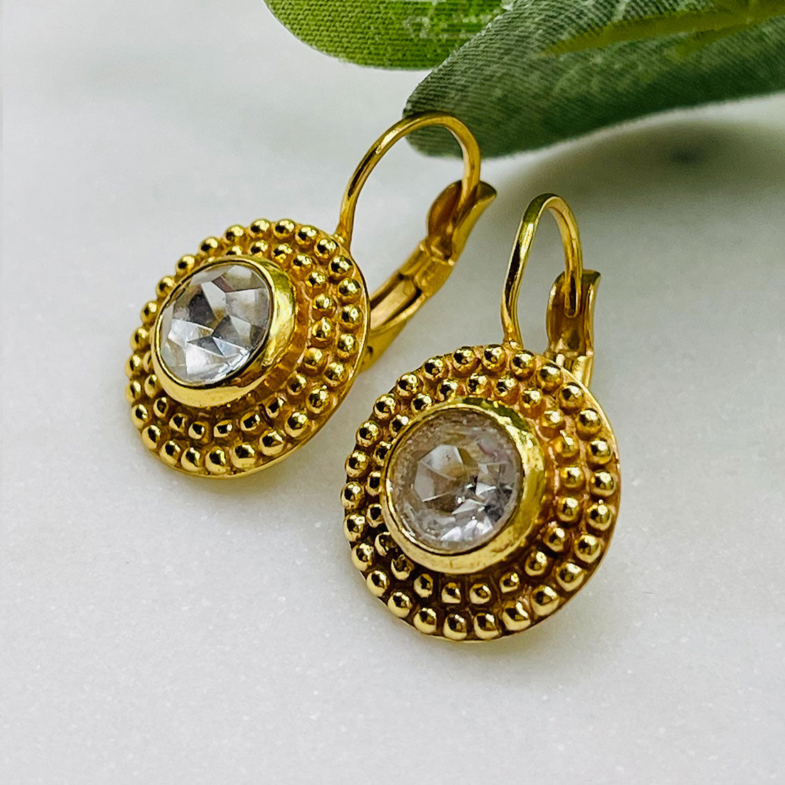 Boho Ohrringe Gold mit klarem Quarz Pink Sand Finna