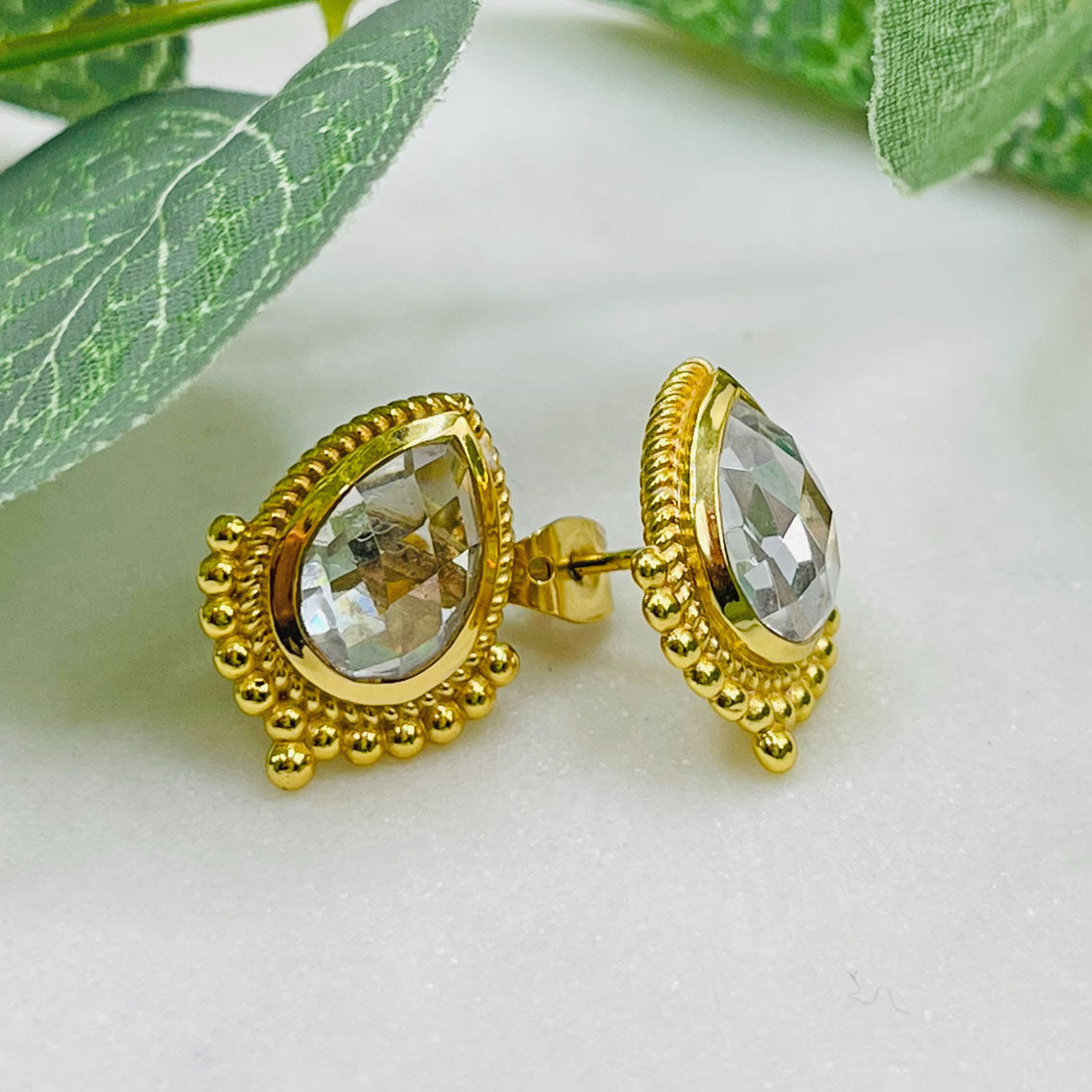 Verträumte Gold-Ohrstecker mit grossem Zirkonia Pink Sand Alencon