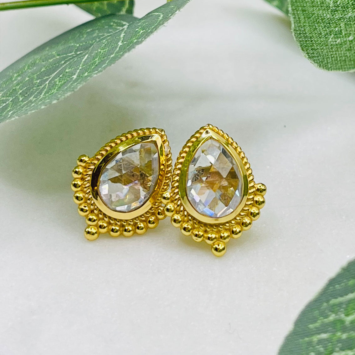 Verträumte Gold-Ohrstecker mit grossem Zirkonia Pink Sand Alencon