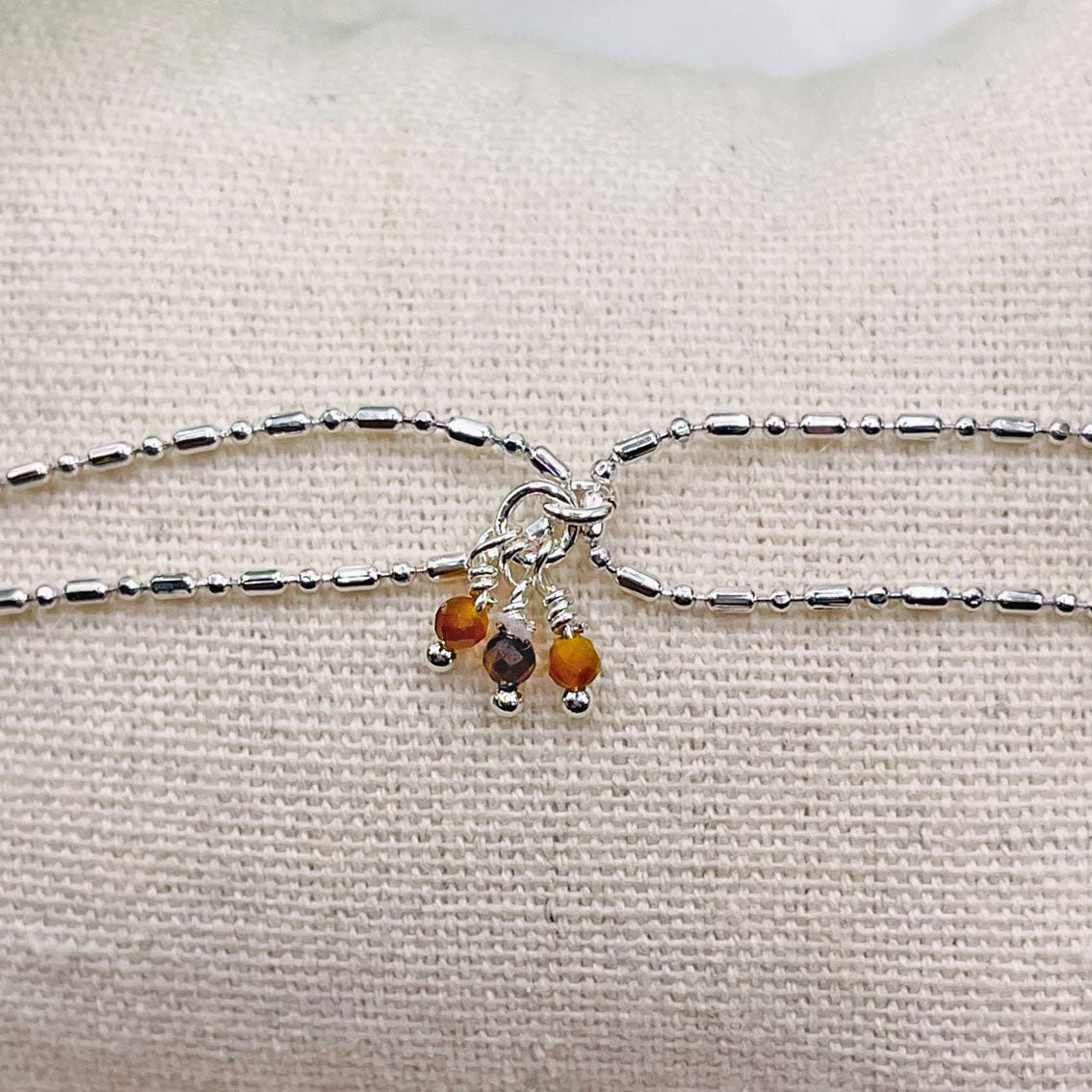Doppel-Armkettchen Silber mit drei Tigerauge-Anhänger-Perlen