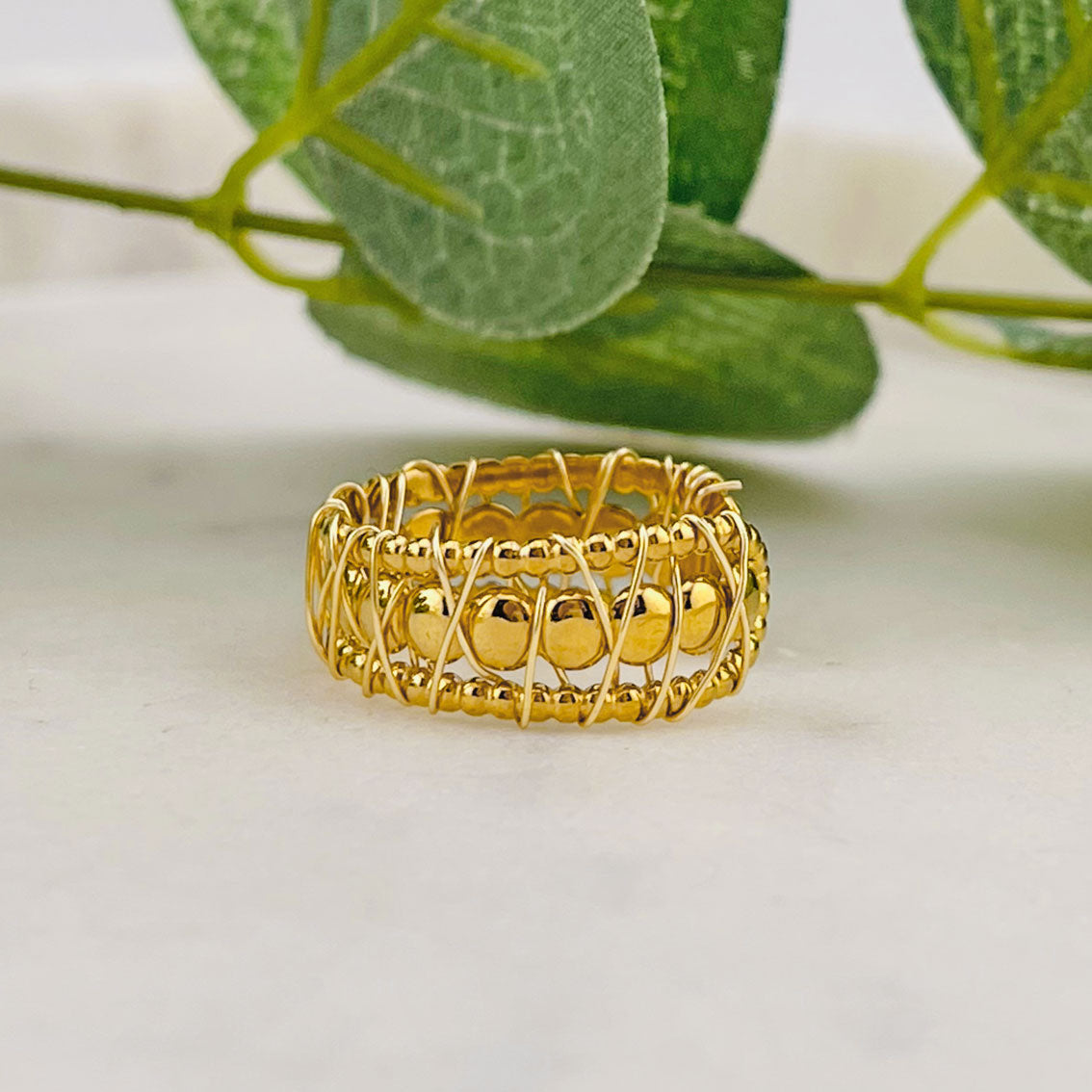 Stylischer goldener Boho-Ring mit Wickeldraht Fides