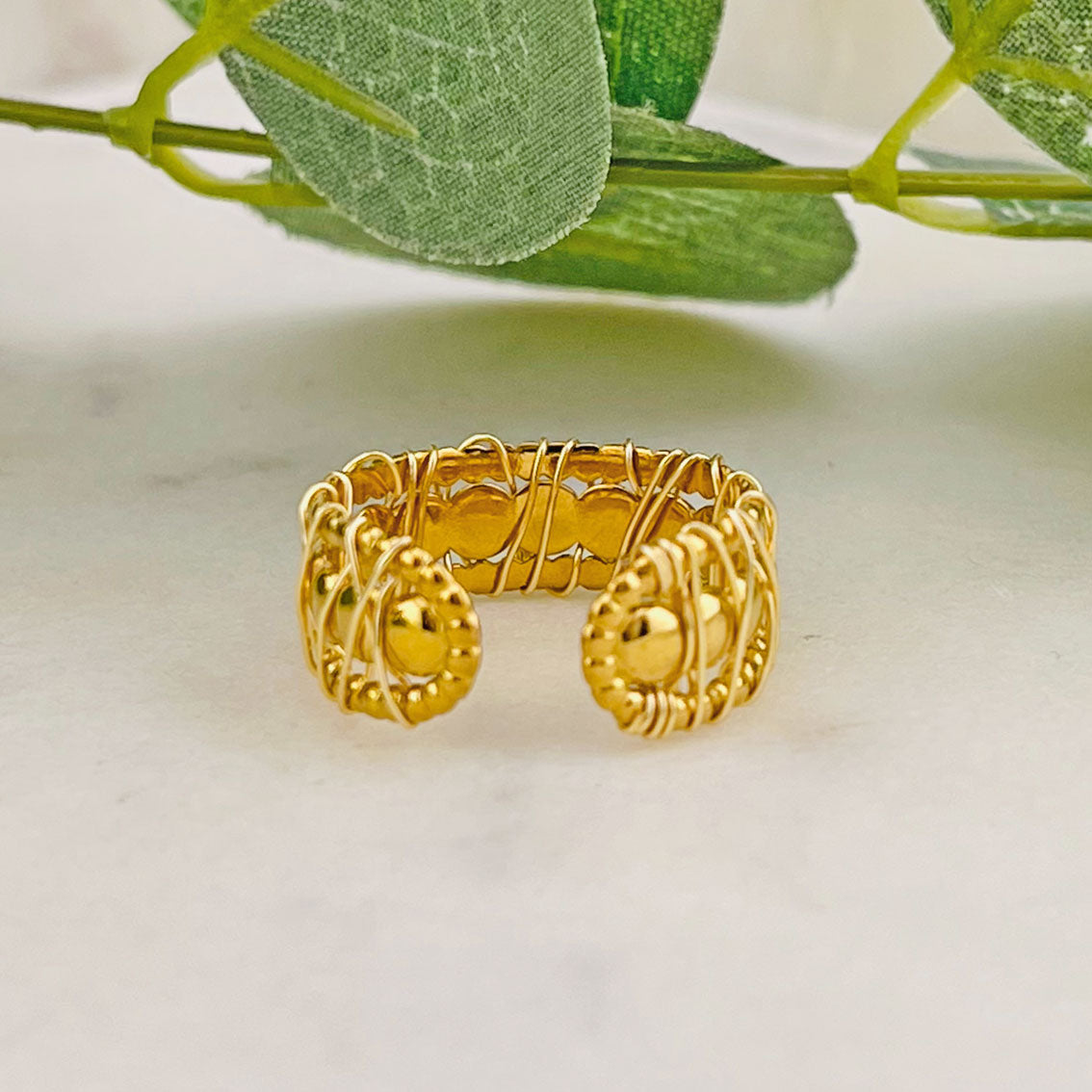 Stylischer goldener Boho-Ring mit Wickeldraht Fides