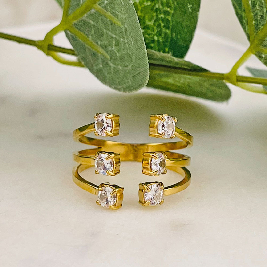 Dreistrahliger stylischer Goldring mit Strasssteinen Lamothe