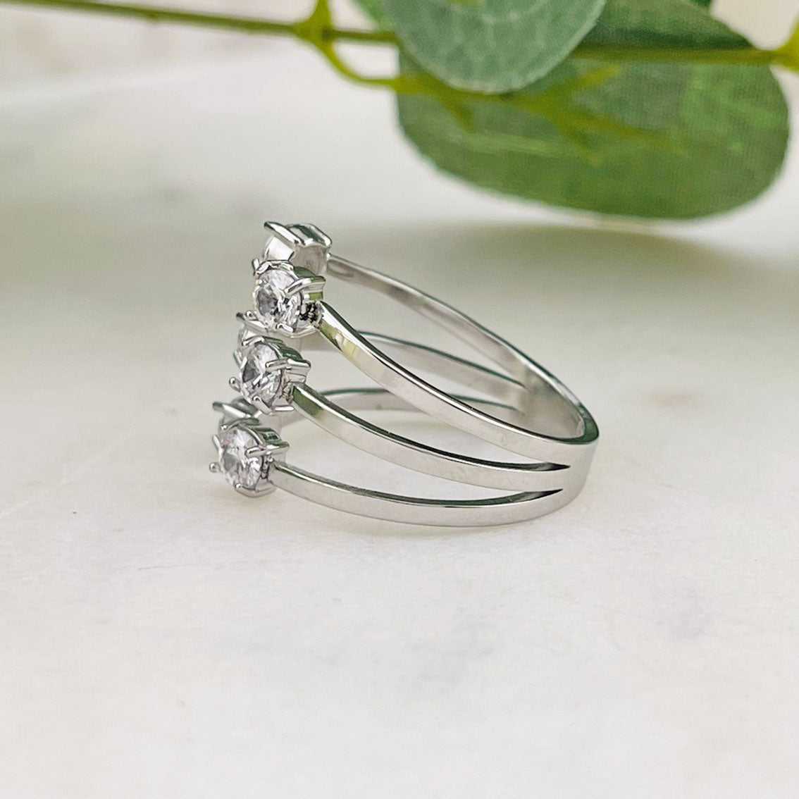 Dreistrahliger stylischer Silberring mit Strasssteinen Bradi