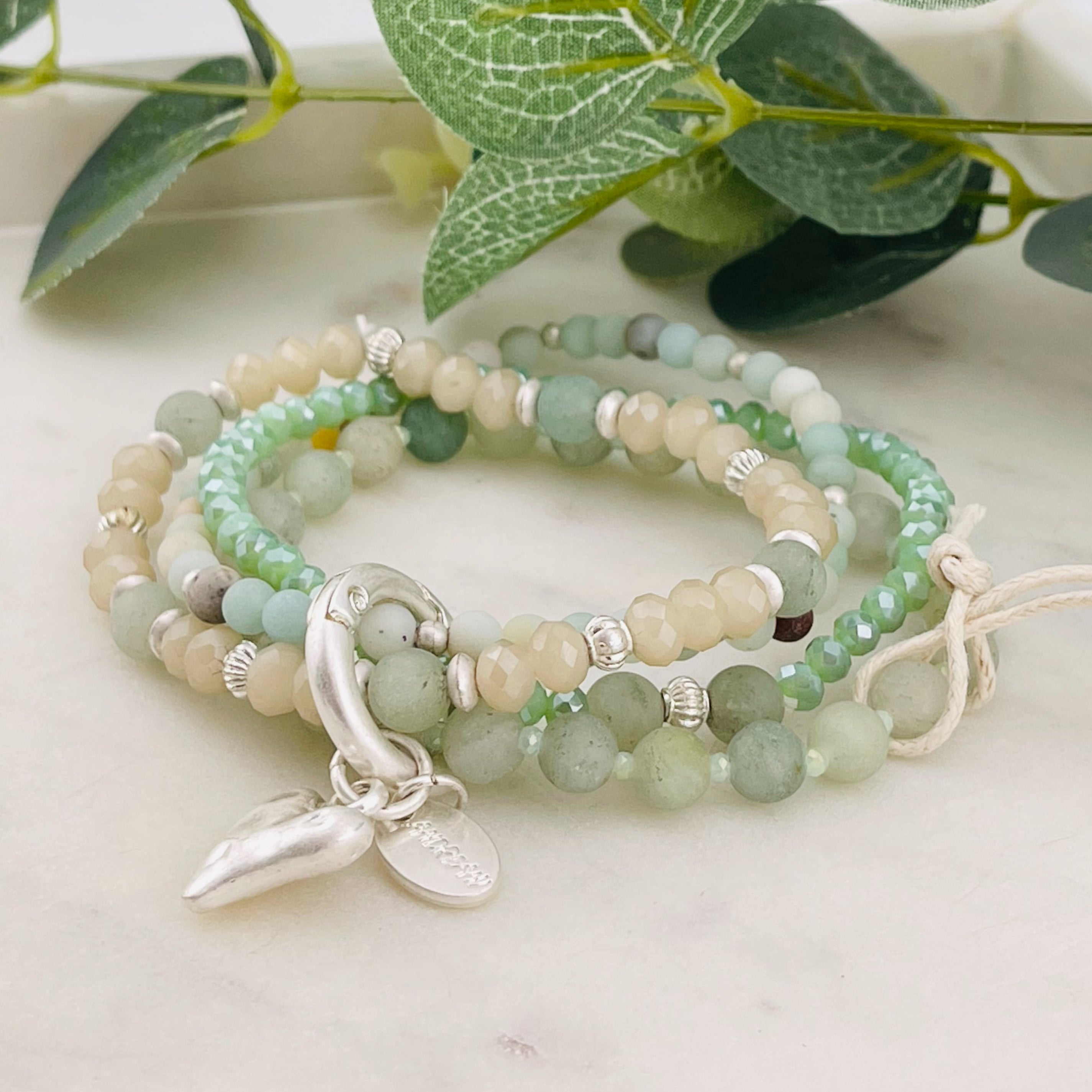 Elastisches Armband mit grüner Jade und Silberperlen Rhine