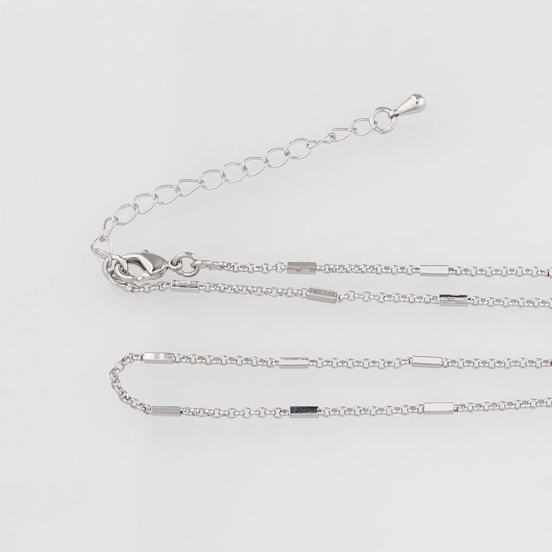 Feine Halskette mit eingesetzten Silberbarren Mandelia