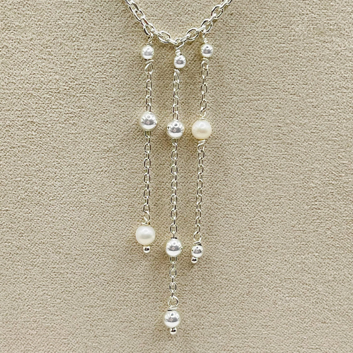 Feine Silber-Halskette mit verspielten Perlen-Anhängern