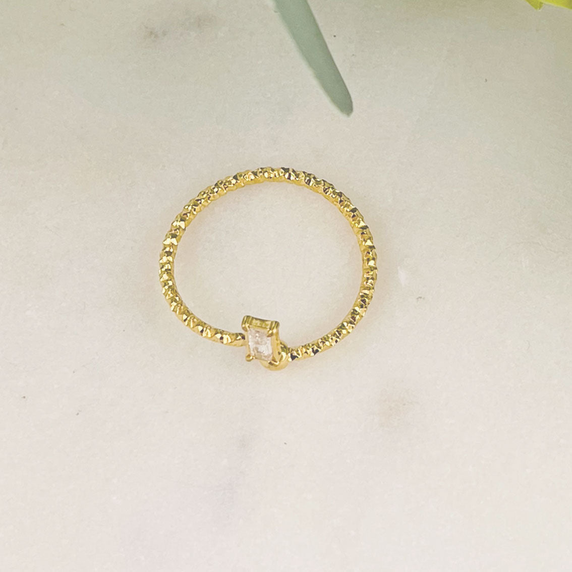 Feiner goldener Spiralring mit rechteckigem Strass-Stein Tomé
