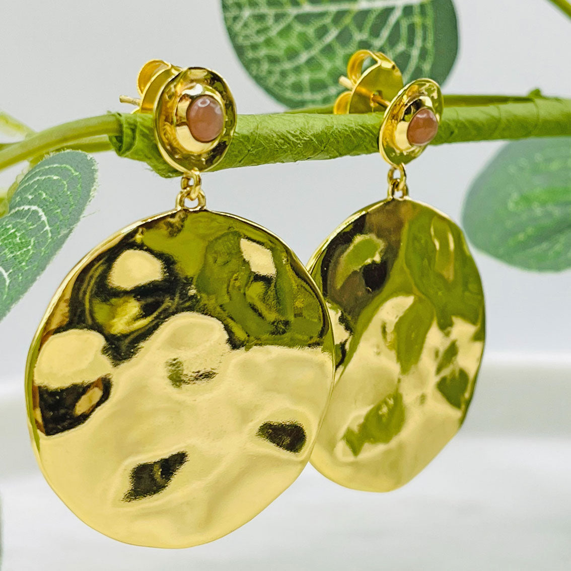 Fröhliche Goldohrringe mit rundem Anhänger Pink Sand Ravany