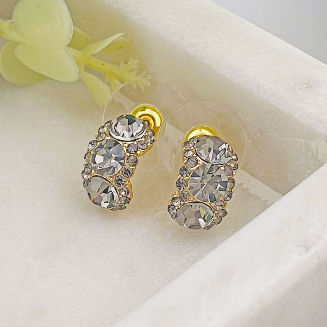 Gebogene goldene Ohrstecker mit Zirkonia-Steinen Escoire