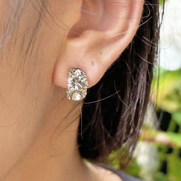 Gebogene goldene Ohrstecker mit Zirkonia-Steinen Escoire