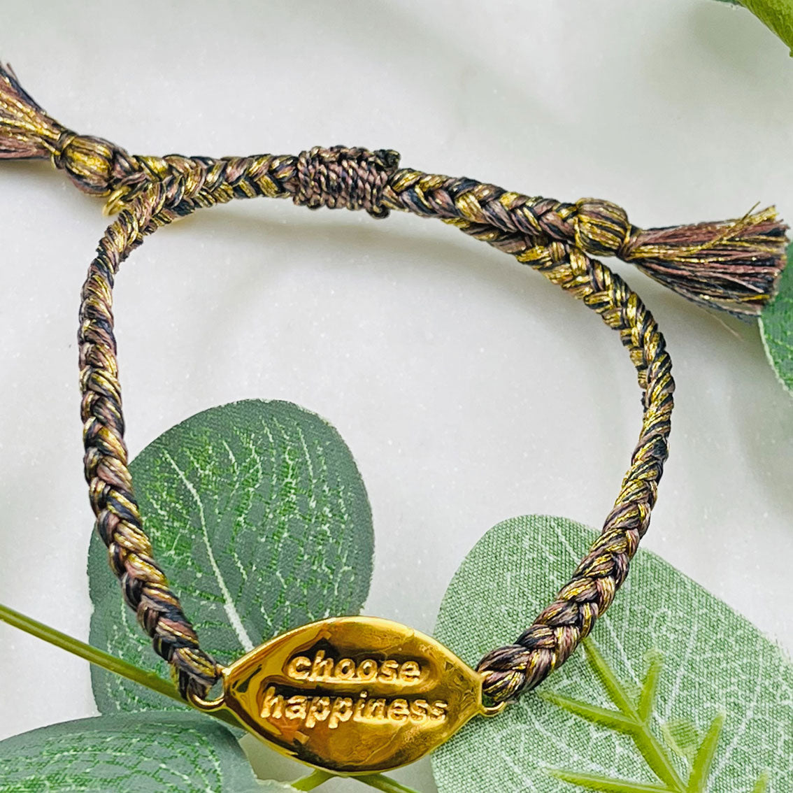 Geflochtenes Pink Sand Armband mit Goldamulett Avenra