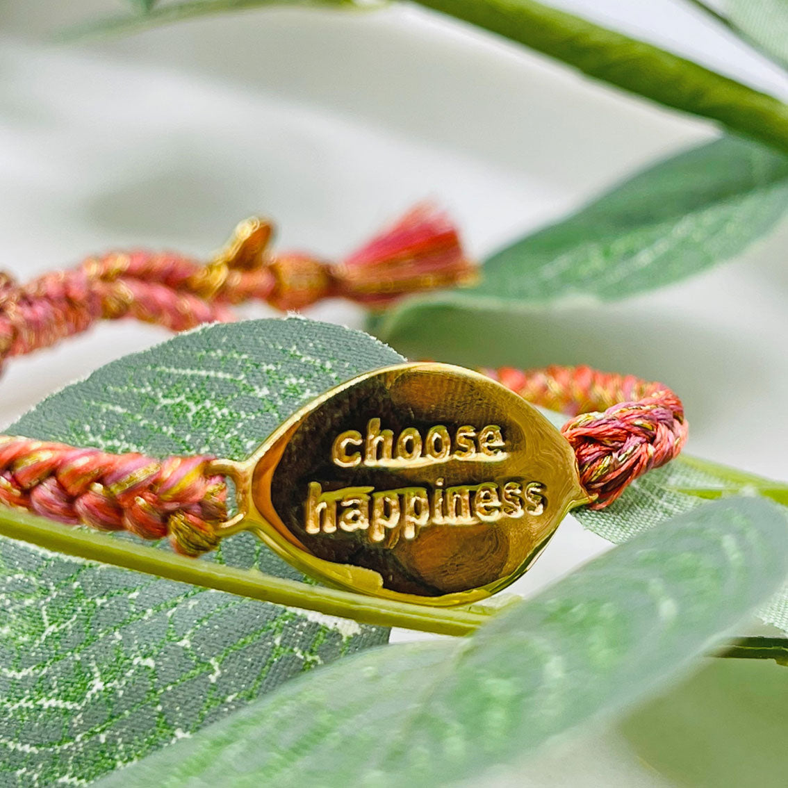 Geflochtenes Pink Sand Armband mit Goldamulett Mawja