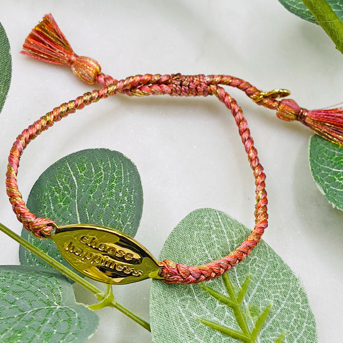 Geflochtenes Pink Sand Armband mit Goldamulett Mawja