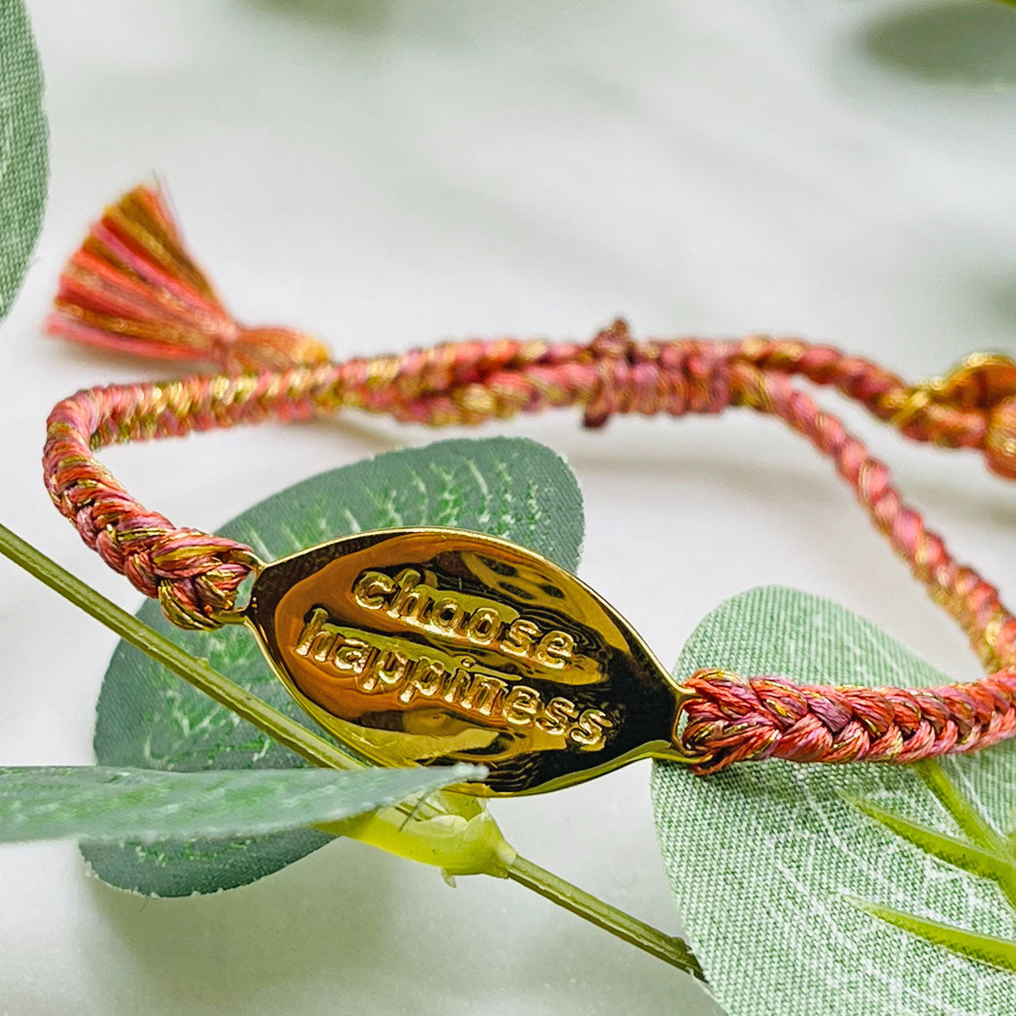 Geflochtenes Pink Sand Armband mit Goldamulett Mawja