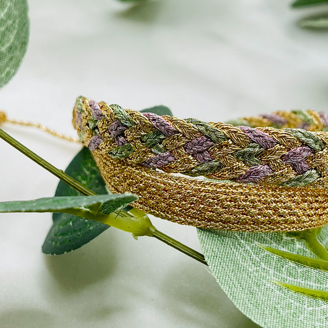 Trendiges, wunderschön gewobenes Doppel-Armband in Gold, Grün und Lila