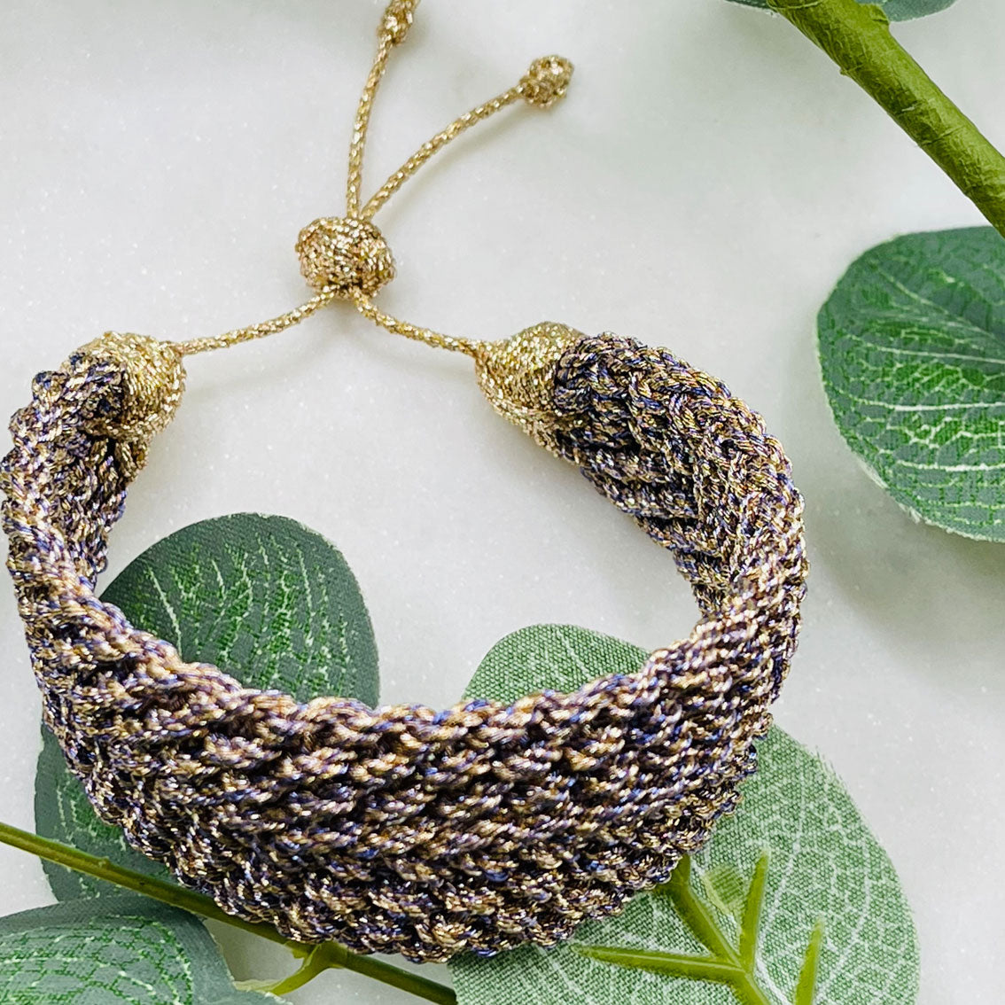 Gewobenes Maayaz-Armband in Gold - Violett Zena