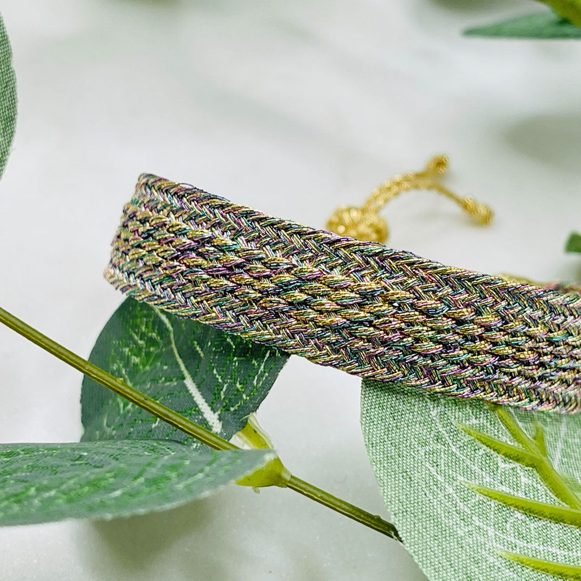 Gewobenes Maayaz-Armband in Regenbogenfarben Anary