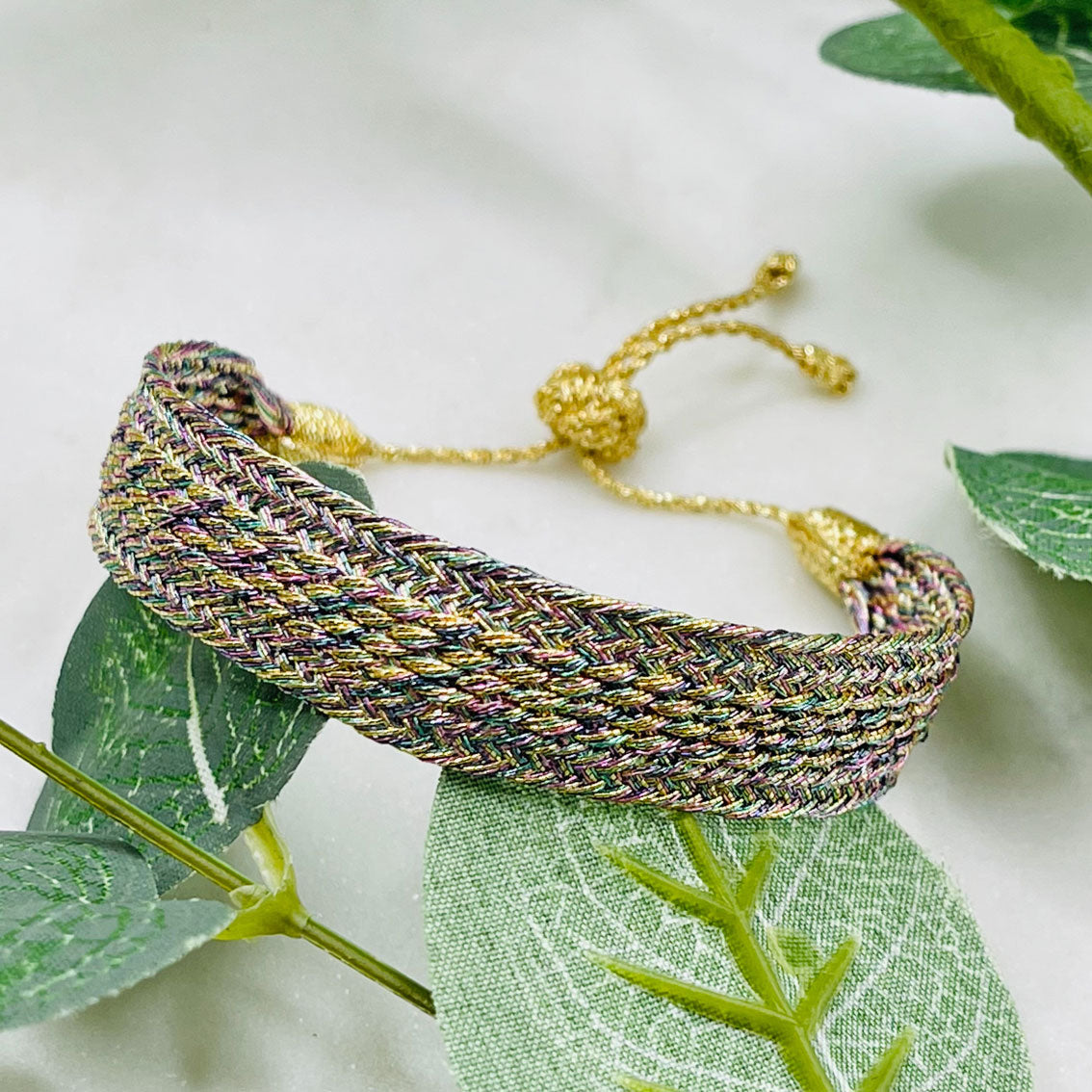 Gewobenes Maayaz-Armband in Regenbogenfarben Anary