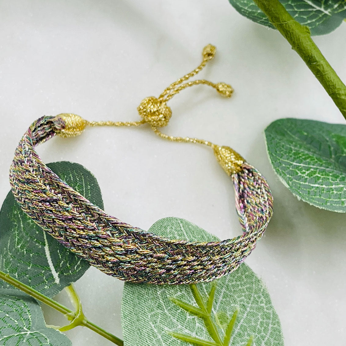 Gewobenes Maayaz-Armband in Regenbogenfarben Anary