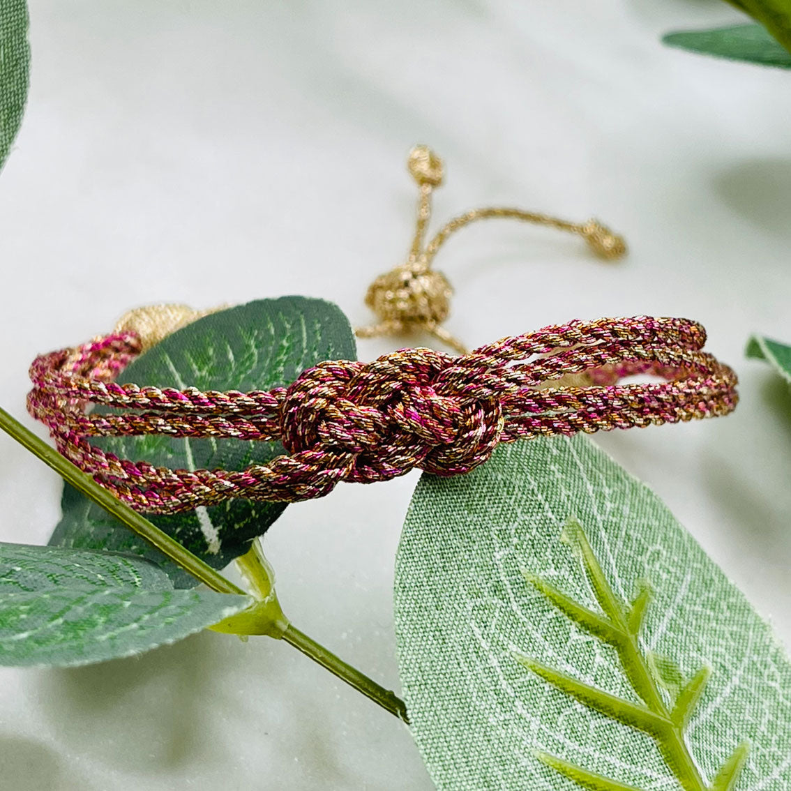 Gewobenes Maayaz-Armband in Rubinrot - Gold Azaly